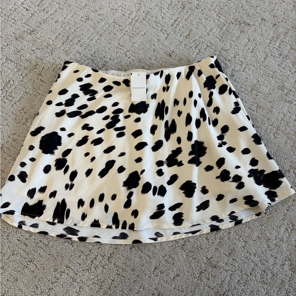 NWT women’s Abercrombie cow print skort